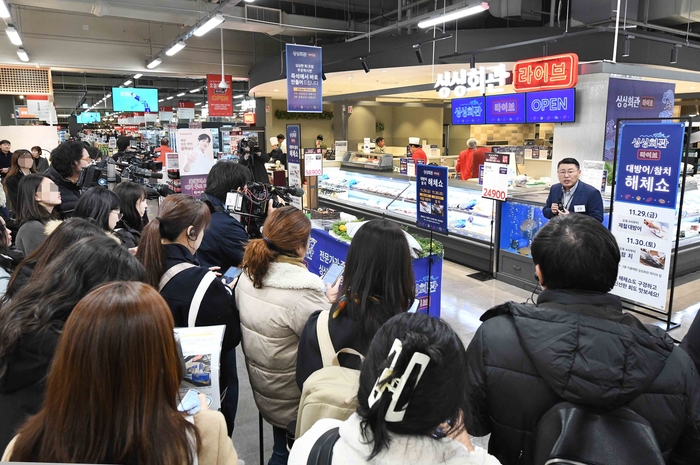 지난해 11월 28일 오감만족형 식품 전문 매장으로 다시 한 번 새단장한 '홈플러스 메가 푸드 마켓 라이브' 강서점에서 콘셉트 설명회가 진행되고 있다.