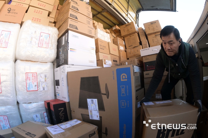 연봉 5000만원 시대 열렸지만…'성과급 잔치' 대기업이 끌어올렸다