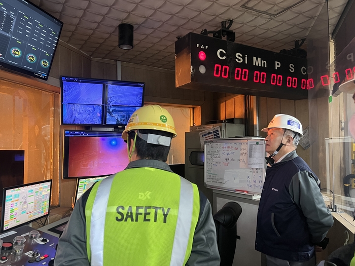 장세욱 동국홀딩스 부회장이 새해 업무 첫 날 동국제강 인천공장을 방문해 현장을 돌아보고 있는 모습. 동국홀딩스