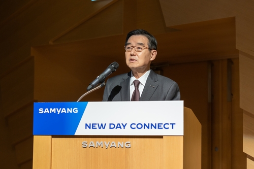 2일 판교 디스커버리센터에서 열린 '2025년 삼양 NEW DAY CONNECT'에서 김윤 삼양홀딩스 회장이 임직원들에게 신년 메시지를 전하고 있다. [자료:삼양그룹]