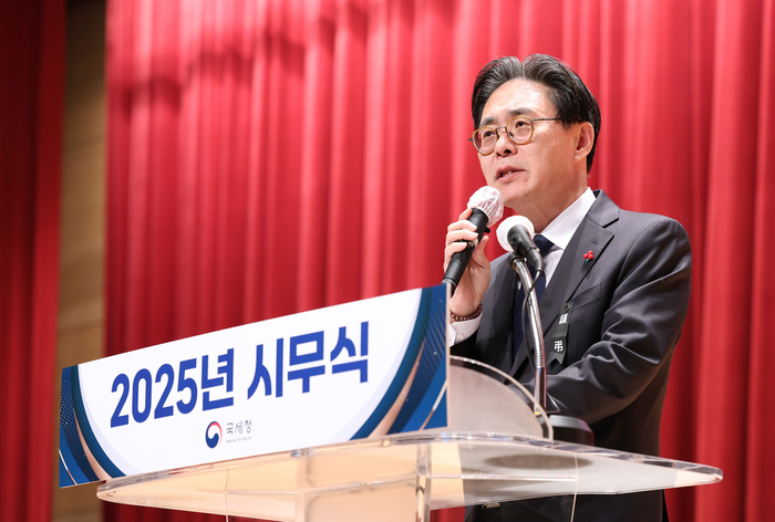 강민수 국세청장이 2일 정부세종청사에서 열린 국세청 시무식에서 신년사를 하고 있다.[국세청 제공]