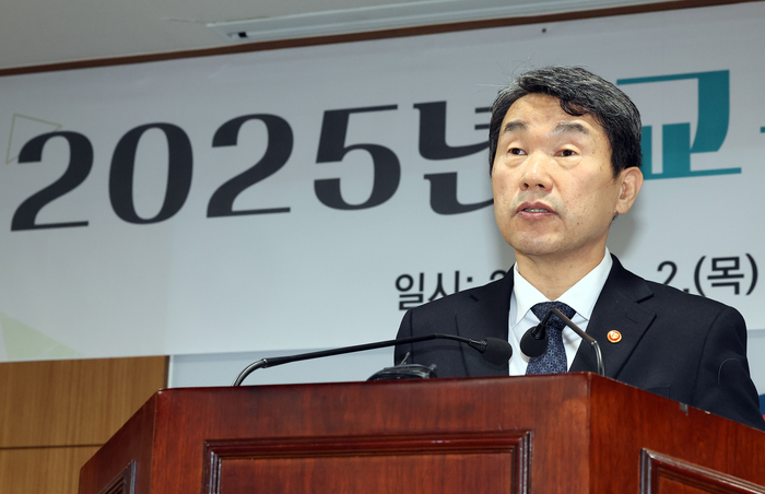 이주호 부총리 겸 교육부 장관이 2일 오후 정부세종청사 교육부 대회의실에서 열린 2025년 교육부 시무식에서 신년사를 하고 있다. 연합뉴스