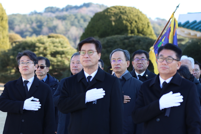 김영식 NST 이사장(사진 가운데)과 소관 23개 출연연 기관장들이 국기에 대한 경례를 하고 있다.