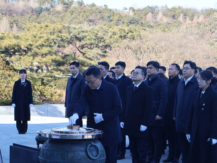 손재일 한화에어로스페이스·한화시스템 대표가 2일 서울 동작구 국립서울현충원에서 분향하고 있다. 한화에어로스페이스