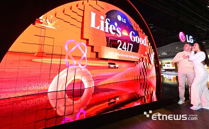 CES 2025에 설치된 LG전자 초대형 키네틱 LED 조형물