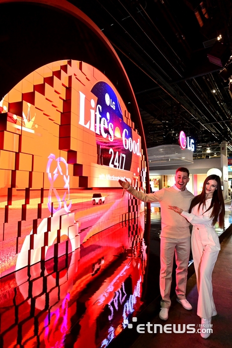 CES 2025에 설치된 LG전자 초대형 키네틱 LED 조형물