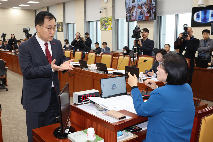 6일 국회 과학기술정보방송통신위원회 전체회의에서 더불어민주당 소속 최민희 위원장이 국민의힘 간사인 최형두 의원과 대화하고 있다.