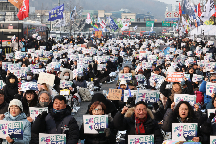 지난 6일 오후 서울 용산구 한남동 대통령 관저 인근에서 민주노총 등 진보단체 회원들이 탄핵 찬성 집회를 하고 있다. [연합뉴스]