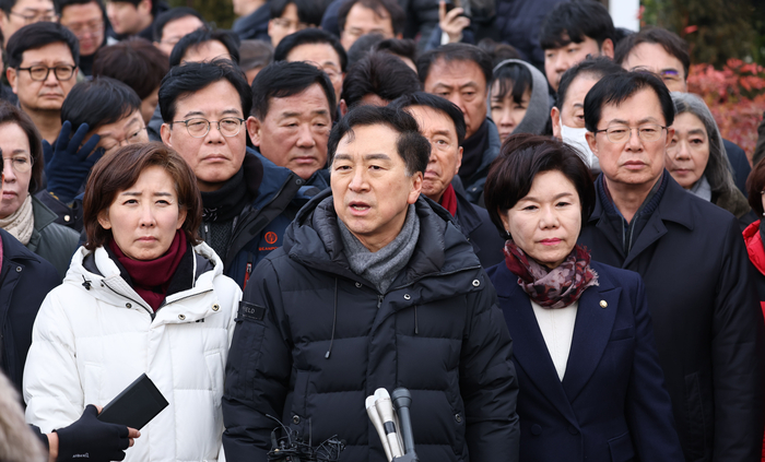 국민의힘 김기현 의원을 비롯한 의원들이 6일 오후 서울 용산구 대통령 관저 앞에서 입장발표를 하고 있다. 연합뉴스