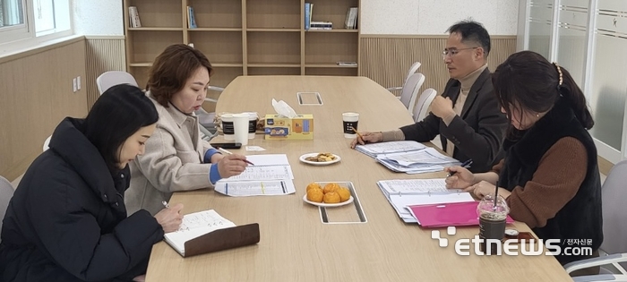전자영 경기도의회 교육행정위원회 의원(왼쪽 두 번째)이 6일 용인교육지원청에서 2025년 본예산 관련 업무보고를 받고 정책지원사업과 향후 추진 계획을 점검했다.