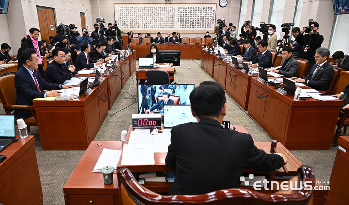 법제사법위원회 전체회의가 7일 서울 여의도 국회에서 열렸다. 이날 법사위는 대기업 알뜰폰 계열사의 시장점유율을 60%로 제한하는 전기통신사업법 개정안을 여야 정책위간 논의 후 다음 전체회의에서 의결하기로 결정했다. 이동근기자 foto@etnews.com