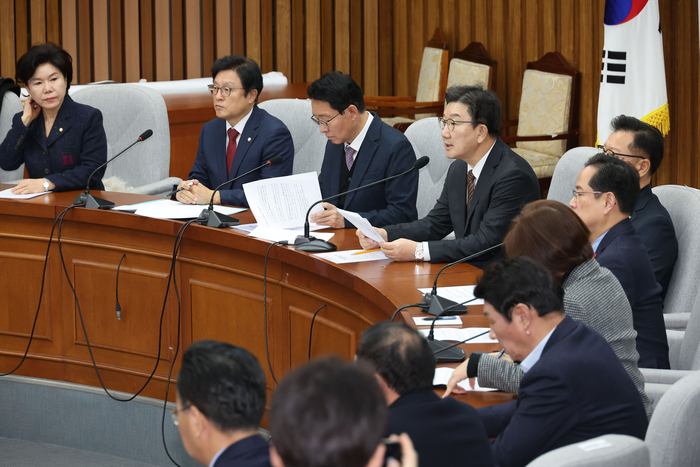 국민의힘 권성동 원내대표가 7일 오전 서울 여의도 국회에서 열린 원내대책회의에서 발언하고 있다.