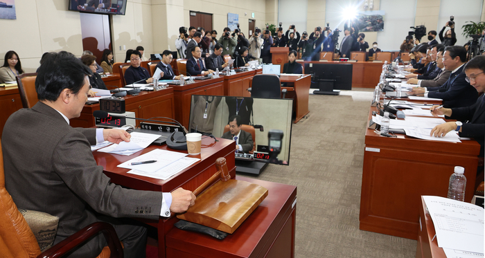 7일 오전 서울 여의도 국회에서 열린 윤석열 정부의 비상계엄 선포를 통한 내란 혐의 진상규명 국정조사특별위원회 회의에서 안규백 위원장이 의사봉을 두드리고 있다.