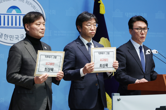 더불어민주당 내란극복·국정안정특위 위원들이 7일 오후 서울 여의도 국회 소통관에서 최상목 대통령 권한대행을 직무유기 혐의로 고발하기에 앞서 기자회견을 하고 있다. 왼쪽부터 이태형·이용우· 김민석 의원. 연합뉴스