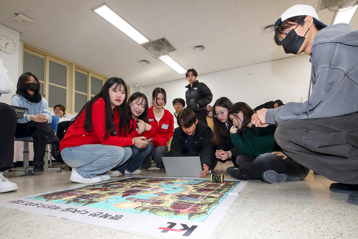 '찾아가는 AI 교육'에 참여한 영흥중학교 3학년 학생들이 AI 시대의 올바른 AI 활용과 디지털 윤리에 대한 교육을 듣고 있다.