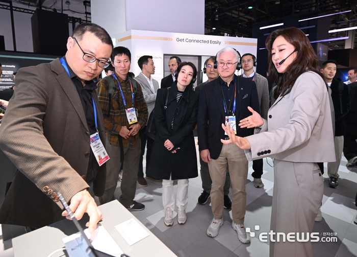 [CES 2025 포토] 최신 기술 트랜드 살펴보는 서경배 아모레퍼시픽 회장