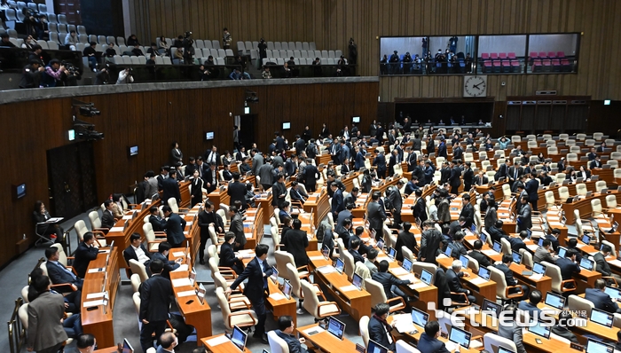 재표결 부결에 퇴장하는 민주당