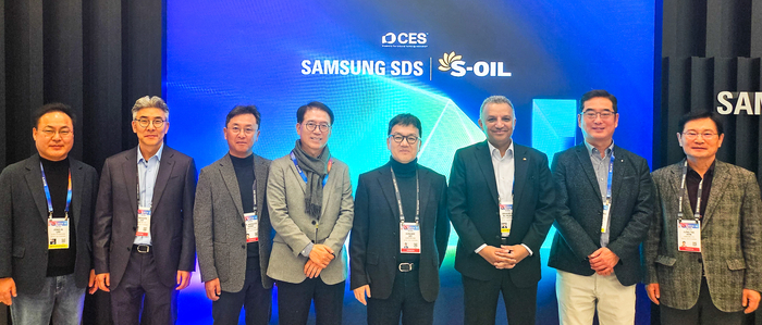 CES 2025 행사장에서 에쓰오일 안와르 알 히즈아지 CEO(왼쪽 3번째)와 류열 사장(왼쪽 5번째) 등 경영진이 삼성SDS 전시장을 참관해 이준희 대표(왼쪽 4번째) 등 관계자들과 사진촬영을 하고 있다. 에쓰오일