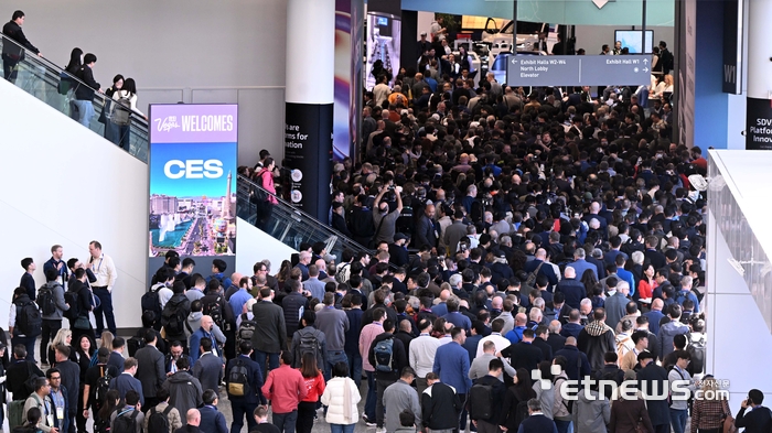 CES 2025 개막 당시 웨스트홀 전시장에 입장하려는  구름인파. 라스베이거스=박지호기자 jihopress@etnews.com