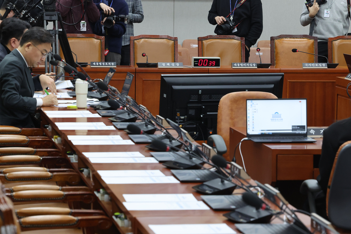 8일 오전 여당 의원들이 불참한 국회 운영위원회 전체회의에서 '12·3 계엄 사태' 관련 현안 질의 증인으로 채택된 대통령실 정진석 비서실장, 박종준 경호처장 등 불출석 증인들의 자리가 비어 있다.