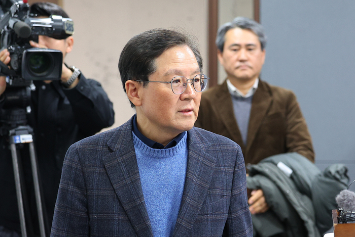 윤석열 대통령 측 윤갑근 변호사가 지난 8일 서울 서초구 한국컨퍼런스센터에서 열린 기자간담회에 참석하기 위해 입장하고 있다. [연합뉴스]