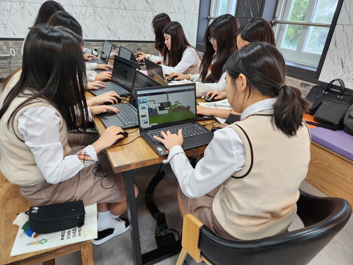 테크빌교육이 목포시 목포혜인여자중학교에서 '말모이: 데이터로 우리말 지키기'를 주제로 디지털새싹 캠프를 진행하고 있다. (사진=테크빌 교육)
