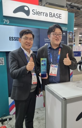 김형일 기업은행 수석부행장(왼쪽)이 'CES 2025'에 참가한 시에라베이스를 찾아 최고혁신상 수상을 축하했다.(시에라베이스 제공)