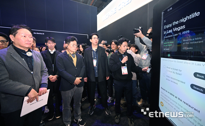 [CES 2025 포토] 에스터 설명 듣는 최태원 SK 회장