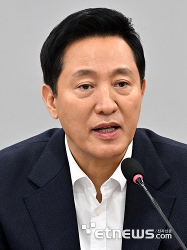 서울시 경제규제 철폐 정례 간부회의가 9일 서울 중구 시청에서 열렸다. 오세훈 시장이 모두발언을 하고 있다. 이동근기자 foto@etnews.com