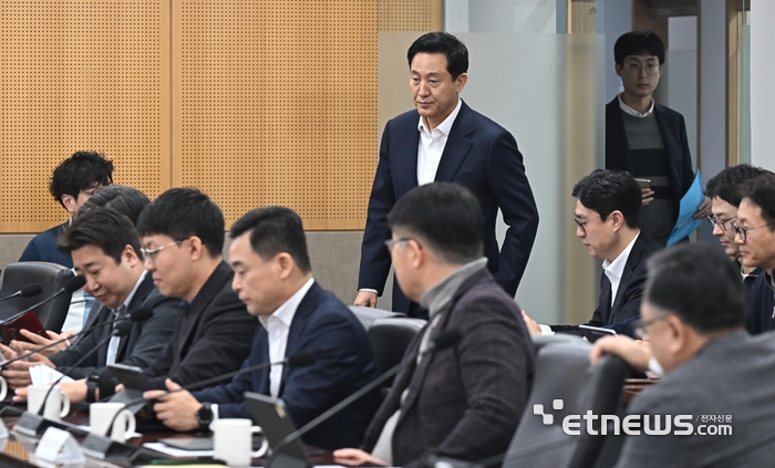 경제규제 철폐 간부회의 참석하는 오세훈 시장