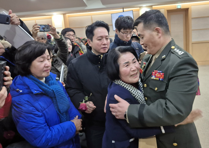 1심 무죄 선고 받은 박정훈 대령 - 해병대 채모 상병 순직 사건과 관련해 항명과 상관명예훼손 혐의로 기소된 박정훈 전 해병대 수사단장(대령)이 9일 오전 서울 용산구 국방부 군사법원에서 열린 1심 선고 공판에서 무죄를 선고 받은 뒤 어머니 김봉순씨와 기뻐하고 있다. 연합뉴스