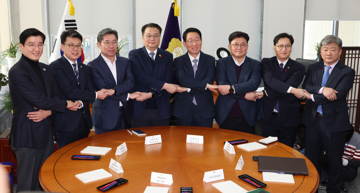 9일 오전 서울 여의도 국회에서 열린 국정협의체 첫 실무협의에서 참석자들이 손을 잡고 기념촬영을 하고 있다. 왼쪽부터 더불어민주당 이해식 당대표 비서실장·진성준 정책위의장, 조오섭 국회의장 비서실장, 방기선 국무조정실장, 국민의힘 김상훈 정책위의장·강명구 비대위원장 비서실장, 김범석 기획재정부 1차관, 곽현 정무수석비서관. 연합뉴스