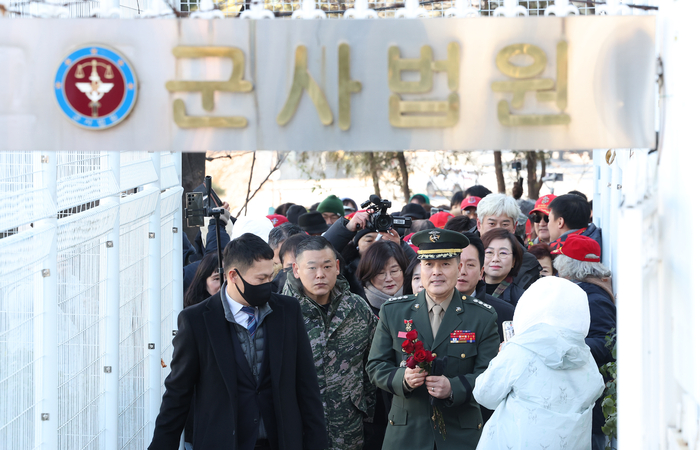 해병대 채모 상병 순직 사건 관련 항명 및 상관명예훼손 혐의로 기소된 박정훈 전 해병대 수사단장(대령)이 9일 오전 서울 용산구 국방부 군사법원에서 열린 1심에서 무죄를 선고받은 뒤 나서고 있다. 연합뉴스