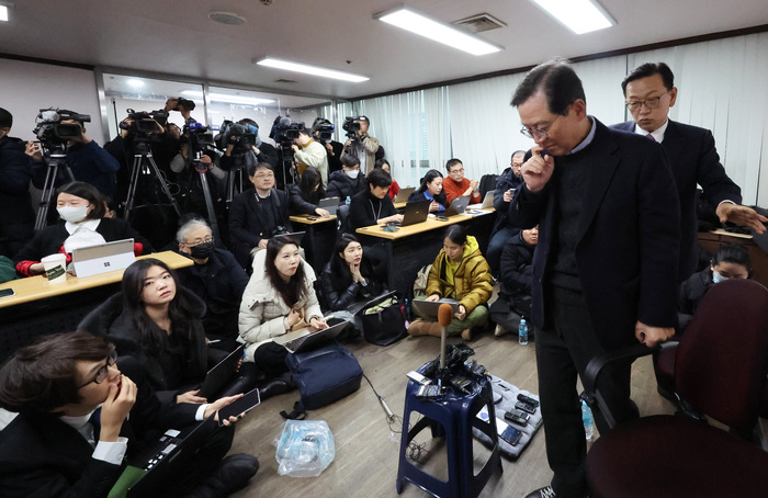 윤갑근, 석동현 변호사 등 윤석열 대통령 대리인단이 9일 오후 서울 서초구 서초동 석동현 변호사 사무실에서 열린 외신기자 대상 기자회견에서 대기하고 있다. 연합뉴스