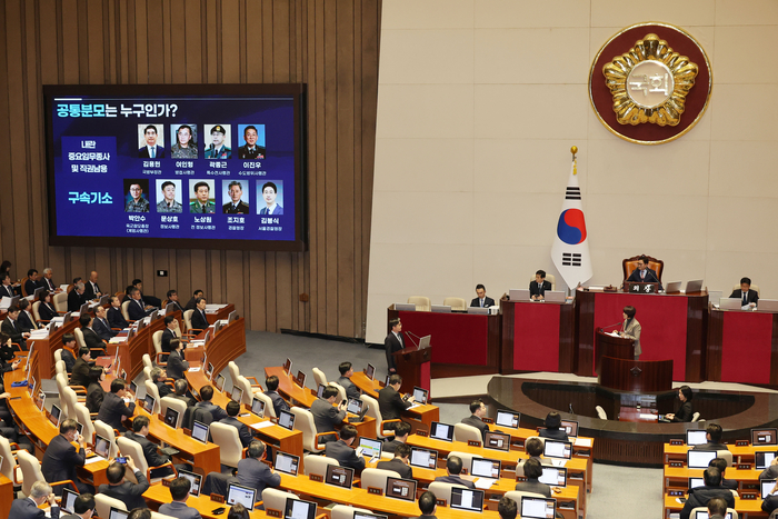 더불어민주당 한정애 의원이 9일 오후 국회 본회의에서 '윤석열 대통령 위헌적 비상계엄 선포 내란혐의 및 제주항공 여객기 참사 진상규명'과 관련해 질문하고 있다.