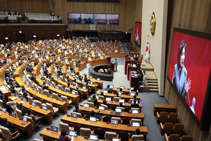 국민의힘 나경원 의원이 9일 오후 '윤석열 대통령 위헌적 비상계엄 선포 내란혐의 및 제주항공 여객기 참사 진상규명'과 관련 긴급현안질문이 진행된 국회 본회의에서 질문하고 있다.