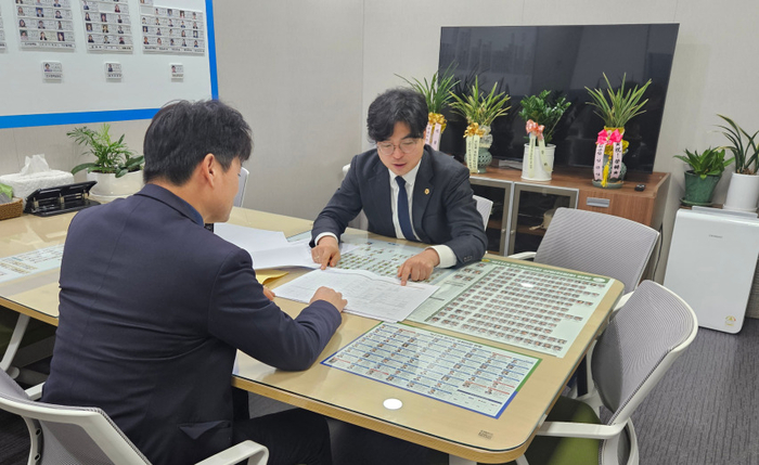 박상현 경기도의회 기획재정위원회 의원(더불어민주당, 부천8)이 8일 허남석 도 정책기획관과 함께 개인정보 보호와 데이터 관리 체계 개선을 위한 방안을 논의했다.