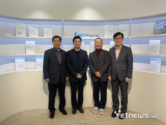 경기 용인시산업진흥원이 지난 10일 바이오 벤처기업 지엔티파마를 방문해 '찾아가는 기업 현장 간담회'를 개최했다. 사진은 김홍동 용인시산업진흥원장, 김대용 지엔티파마 이사, 신대현 지엔티파마 실장, 권현석 진흥원본부장(왼쪽부터) 등이 기념 촬영했다.