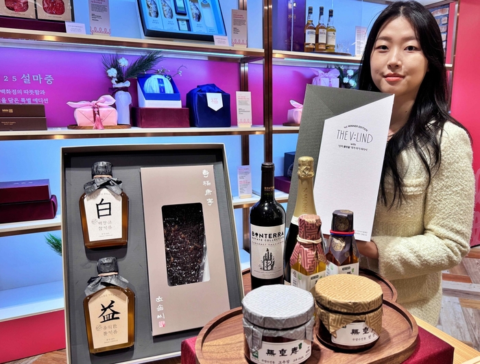 모델이 롯데백화점 이색 설 선물세트를 홍보하고 있다.