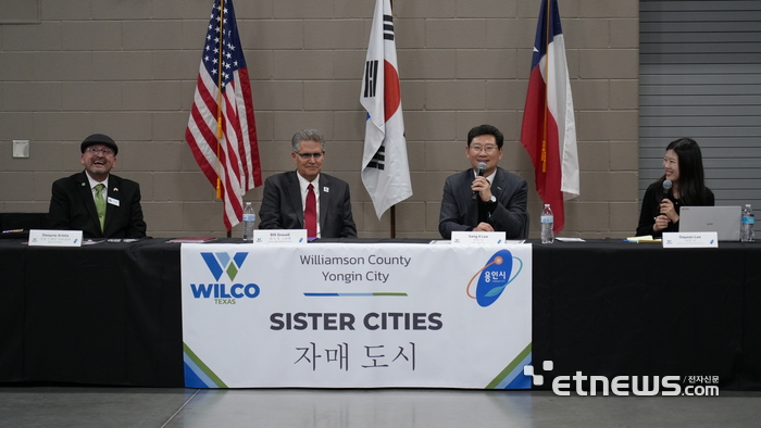 이상일 경기 용인특례시장(오른쪽 두 번째)이 9일(현지시간) 미국 윌리엄슨 카운티를 방문해 자매결연 협약서에 서명하고 인사말을 하고 있다.
