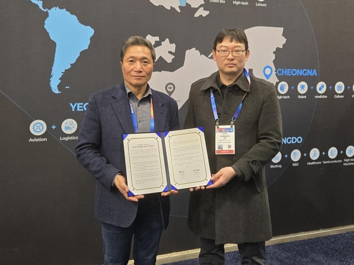 (왼쪽부터) 이학재 인천국제공항공사 사장과 이성준 피아스페이스 부사장이 9일 미국 라스베이거스 CES2025 현장에서 인천공항의 디지털 전환 추진을 위한 양해각서(MOU)를 교환하고 기념사진을 찍고 있다. [사진=피아스페이스 제공]