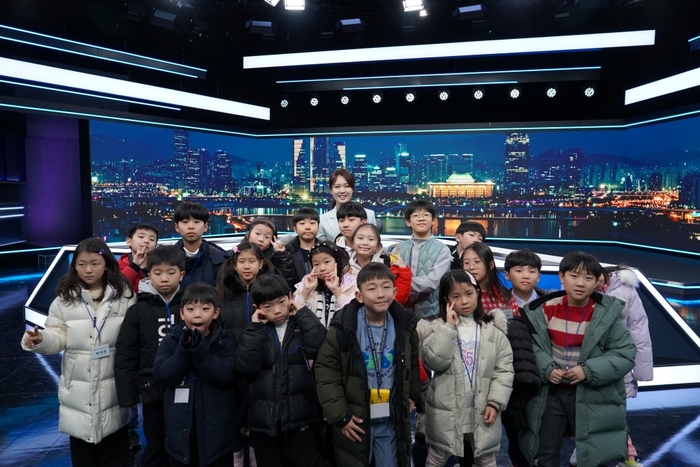 중앙그룹 사옥 견학에 참여한 어린이들과 안나경 JTBC 아나운서(가운데).
