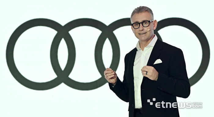 발표하는 스티브 클로티 아우디 코리아 사장