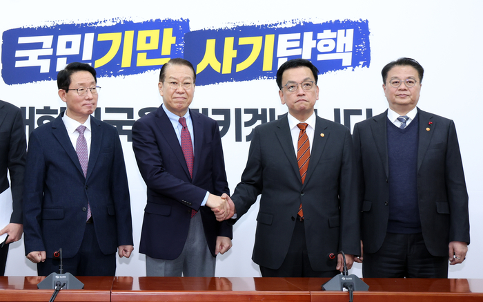 최상목 대통령 권한대행 부총리 겸 기획재정부 장관이 13일 국회에서 국민의힘 권영세 비상대책위원장을 만나고 있다. [연합뉴스]