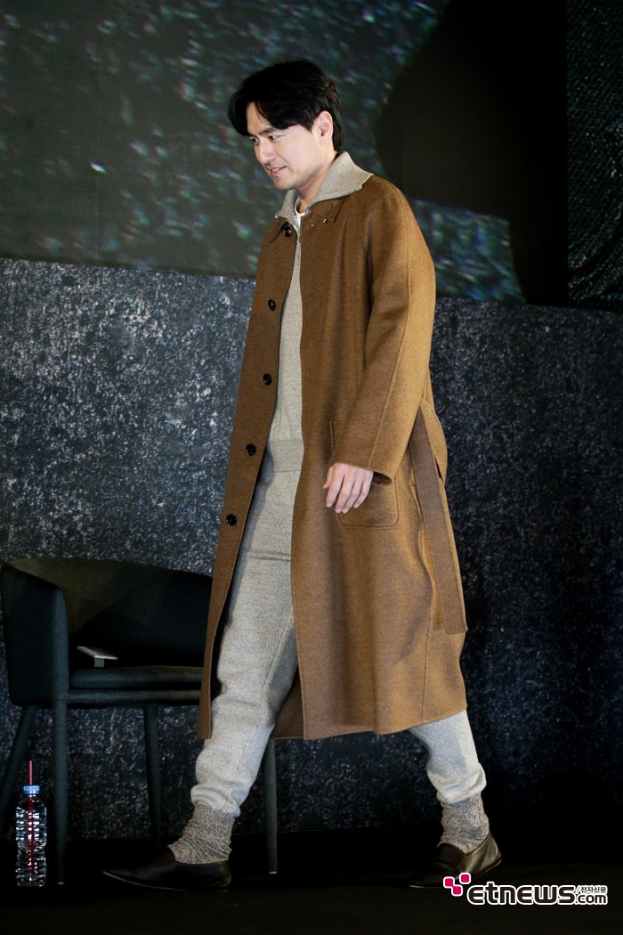 [ET포토] 이진욱, '조거 팬츠에 양말 올려신고'
