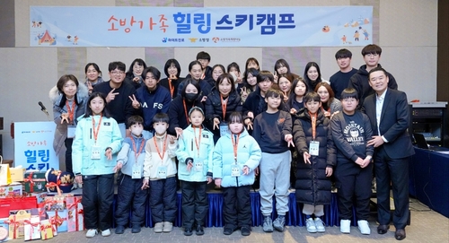 지난 10일 하이트진로 김인규 대표(맨 앞줄 오른쪽 첫번째)와 2025 소방유가족 힐링캠프 참가자들이 기념 촬영을 하고 있다. [자료:하이트진로]