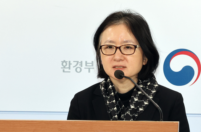 환경부 김지영 환경보건정책과장이 14일 오전 정부세종청사 환경부 기자실에서 생활화학제품, 금속 장신구 등 590개 해외직구 제품의 안전성 조사 결과를 설명하고 있다. 연합뉴스.
