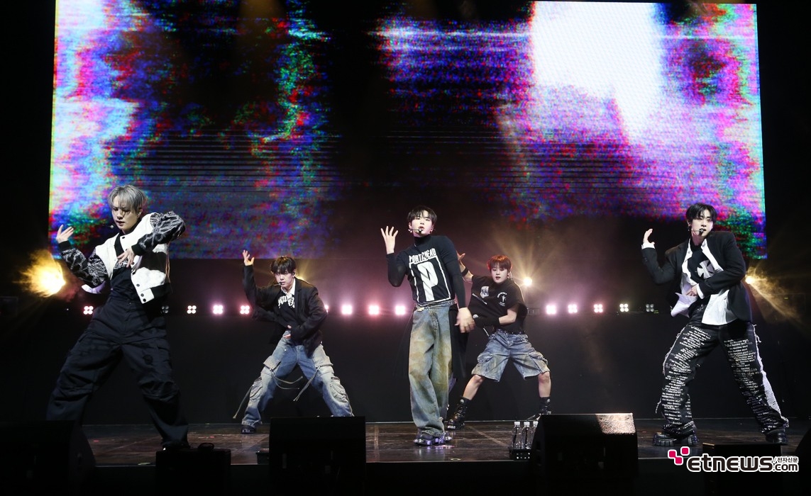 [ET포토] 위아이, '혼란에서도 피어난 청춘'