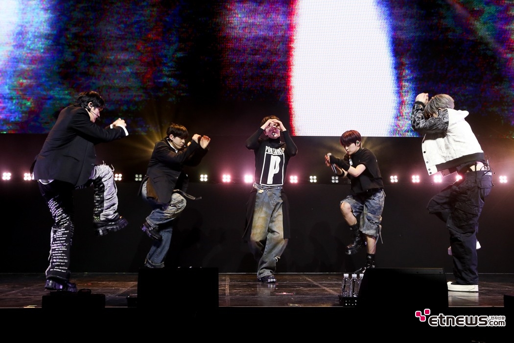 [ET포토] 위아이, '한사람 같은 칼군무'