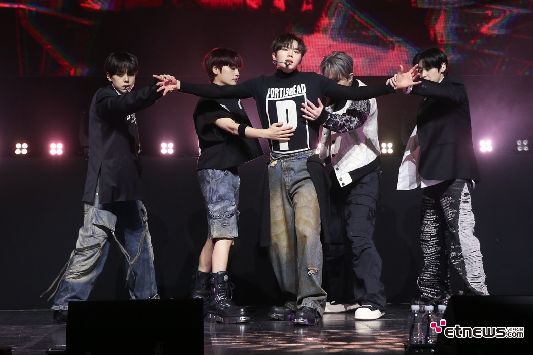 [ET포토] 위아이, '우아한 무대'